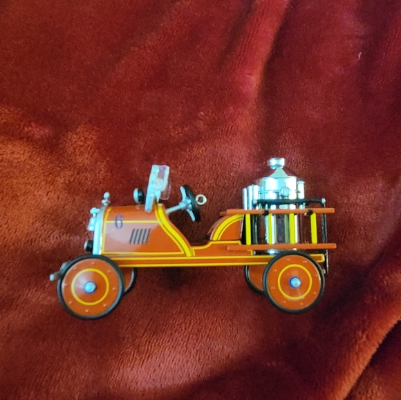 2000 1924 Toledo Fire Engine, Kiddie Car Classic HALLMARK KEEPSAKE ORNAMENT - Picture 2 of 5